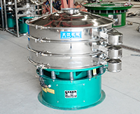 旋振篩多采用立式振動(dòng)電機(jī)作為激振來(lái)源，利用偏心塊的夾角的不同實(shí)現(xiàn)物料在篩網(wǎng)上運(yùn)動(dòng)的軌跡調(diào)整。