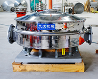 直排篩可分為單雙振動(dòng)源兩種，但其電機(jī)是懸掛在振動(dòng)篩框的外側(cè)，振動(dòng)理相對(duì)比較大。