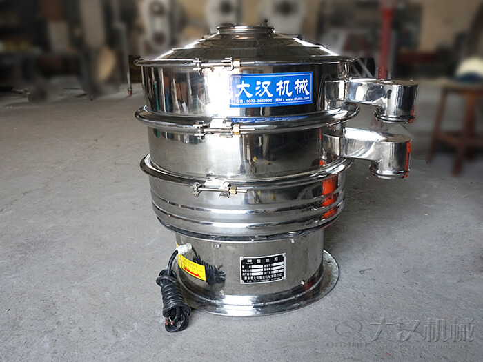 醫(yī)藥振動篩主要采用的是304不銹鋼振動篩，優(yōu)勢：設(shè)備干凈衛(wèi)生，不易生銹，使用壽命長久，經(jīng)久耐用。